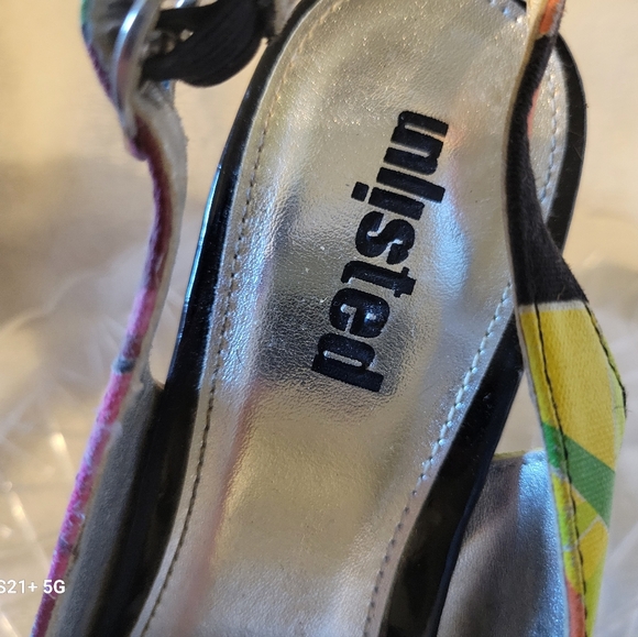 SHOE CLEAROUT SALE!  Heels by UNLISTED size 6 - Picture 6 of 8
